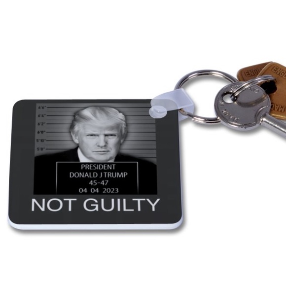 🇺🇸🕊Trump “Not Guilty” Double Photo Glossy Coated Plastic Silver Key Chain! - Picture 2 of 6